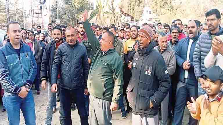 भोजनावकाश पर गरजे बिजली बोर्ड के कर्मचारी
