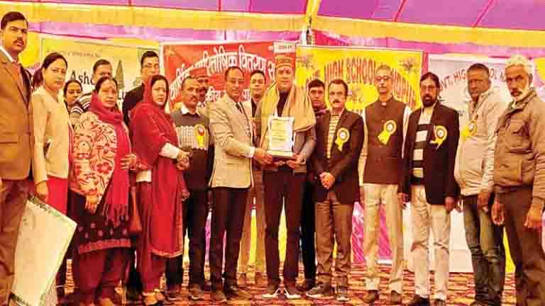 चुरुडू -नंदपुर स्कूल में नवाजे मेधावी छात्र