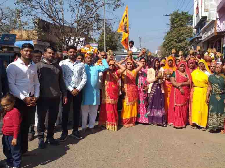 राम कथा के शुभारंभ पर निकाली गई शोभा यात्रा