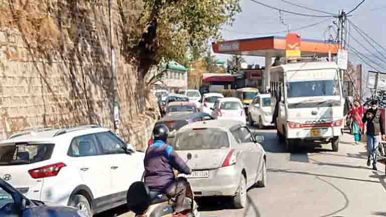 बेतरतीब पार्क वाहनों से लगा जाम, परेशान लोग