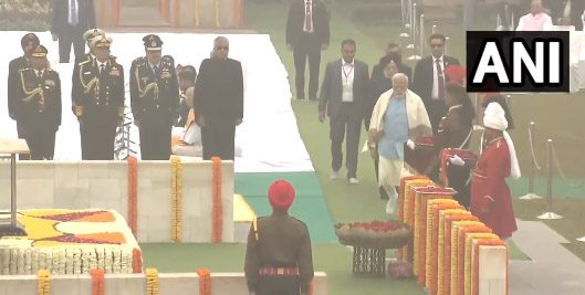 पीएम मोदी, राष्ट्रपति और उपराष्ट्रपति ने राजघाट पहुंचकर महात्मा गांधी को 76वीं पुण्य तिथि पर श्रद्धांजलि अर्पित की
