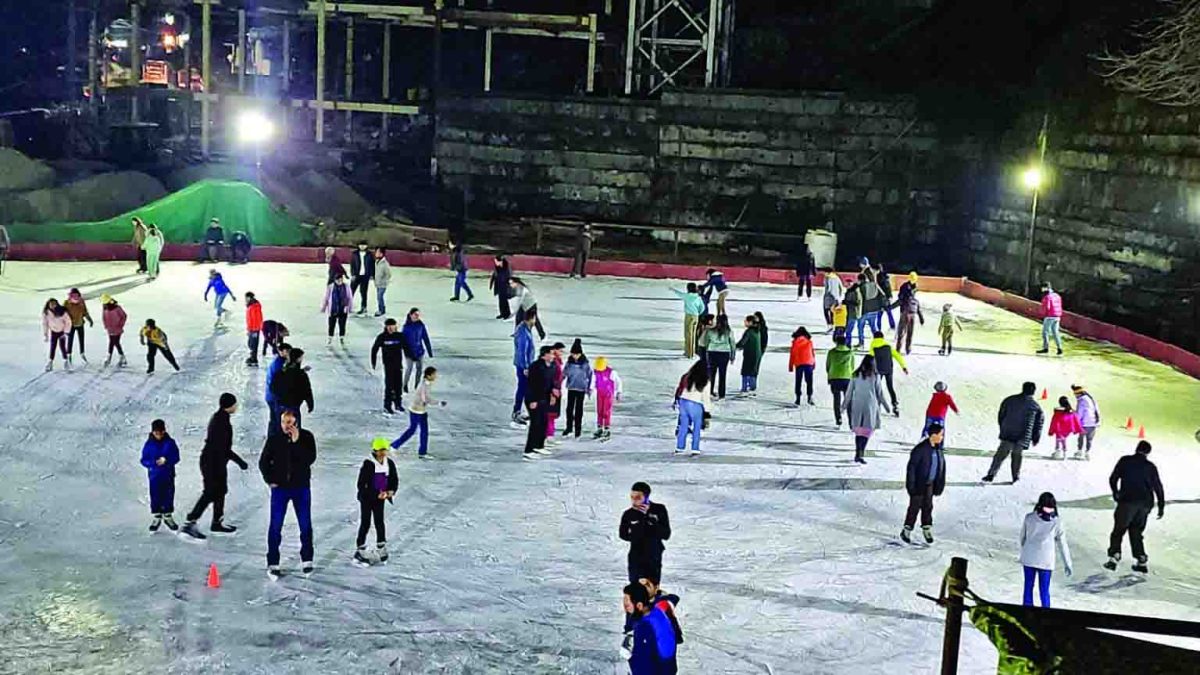 शिमला में सैलानी उठा रहे आइस स्केटिंग का लुत्फ