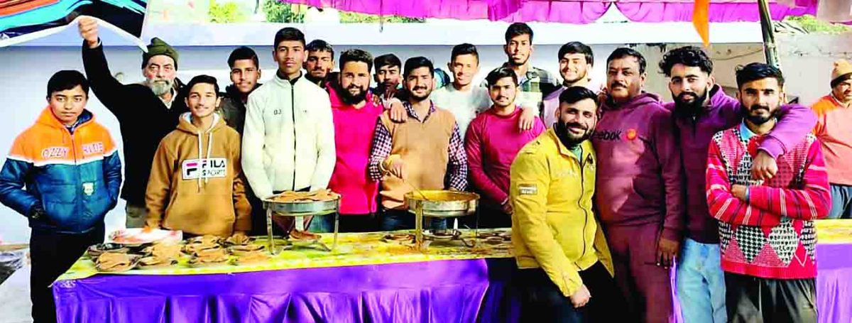 युवाओं ने पाकेट मनी से लगाया लंगर