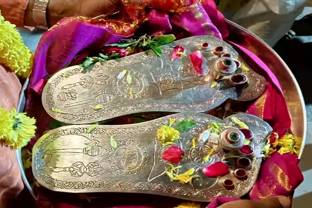श्री राम की चरण पादुका के दर्शन के लिए उमड़े भक्त