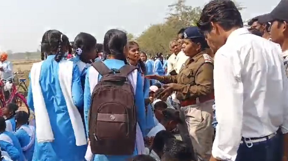 कचना-भखारा रोड में स्कूली बच्चों ने किया चक्का जाम, जानिए प्रदर्शन की वजह