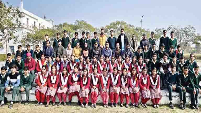 अरनी यूनिवर्सिटी पहुंचे ठाकुरद्वारा स्कूल के छात्र