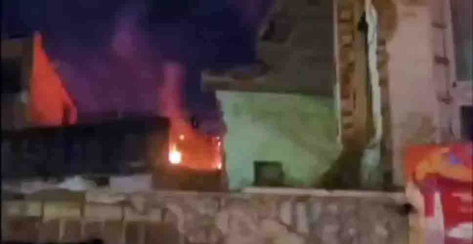 आतिशबाजी के दौरान पुलिस की तत्परता से टले हादसे, आग पर काबू