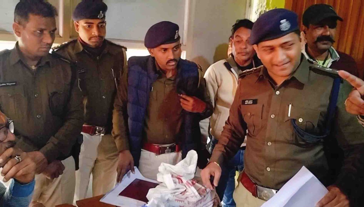 धार्मिक ट्रस्ट से करोड़ों गहने की चोरी, मौके पर पुलिस मौजूद