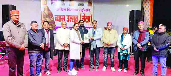 नितिका के सिर मिस व्यासपुर का ताज