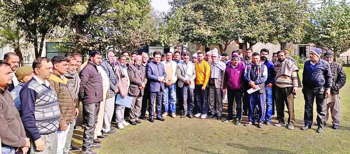 सीपीएस के आश्वासन के बाद हटे किसान