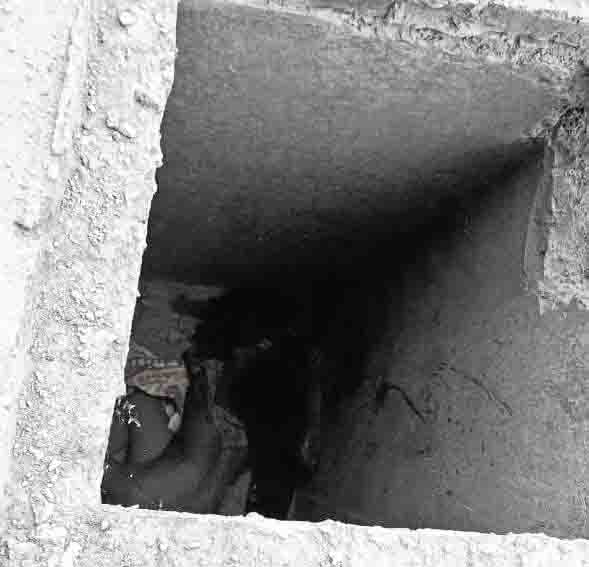 सेप्टिक टैंक में मिली महिला की लाश, बदन पर नहीं थे कपडे