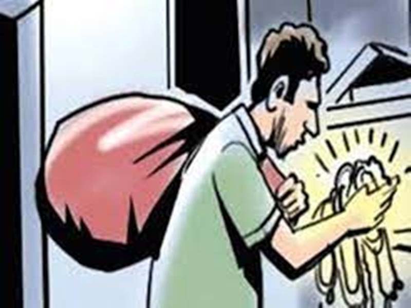 ताला तोड़कर दुकान का माल टेंपो में भर ले गए चोर