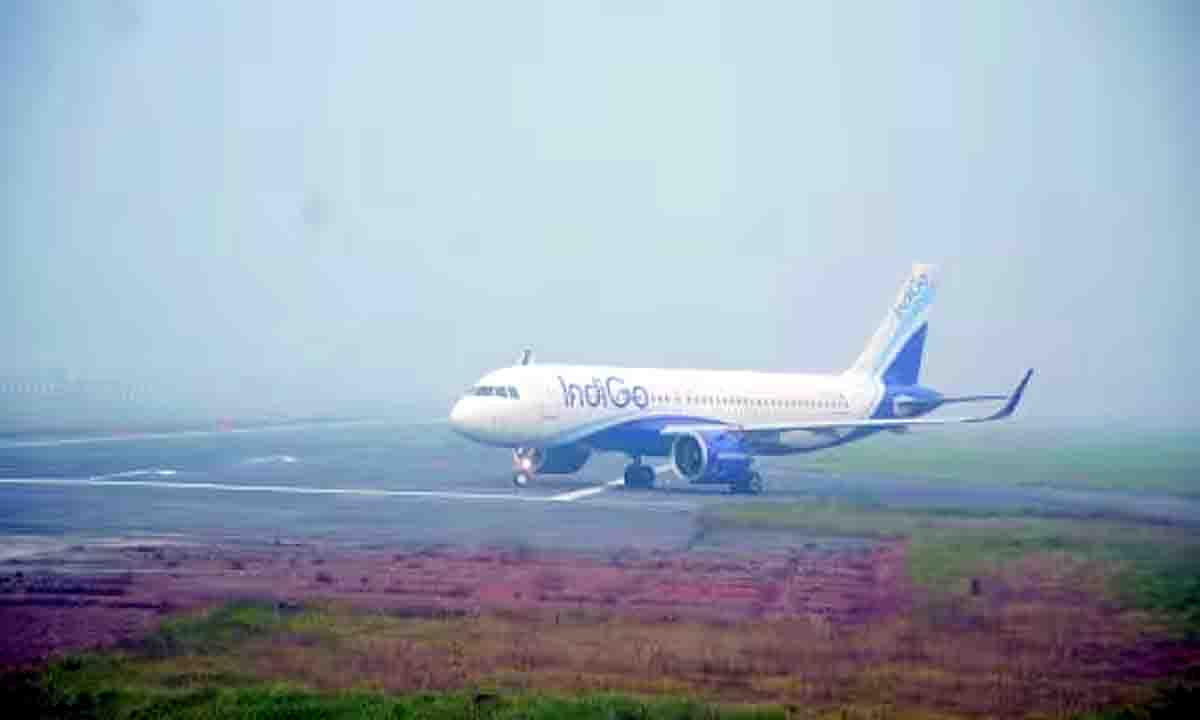 Varanasi : कोहरे के कारण 8 फ्लाइट निरस्त, कई उड़ानों का बदला समय