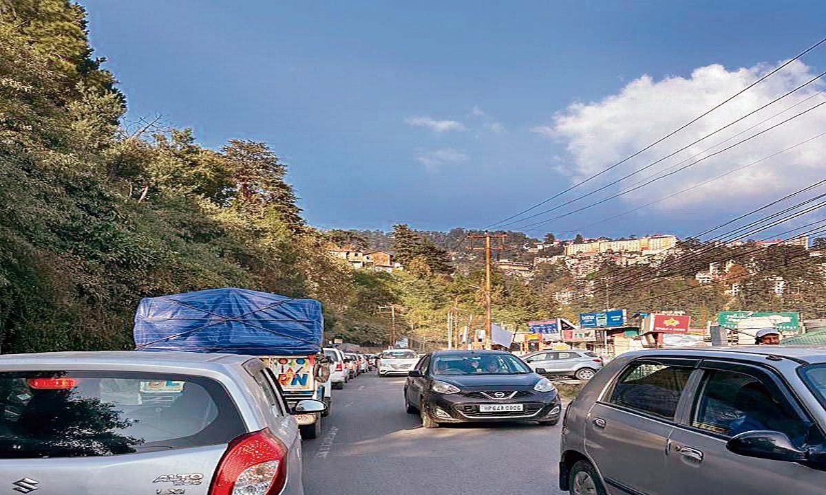 शिमला में ट्रैफिक जाम से यात्री परेशान