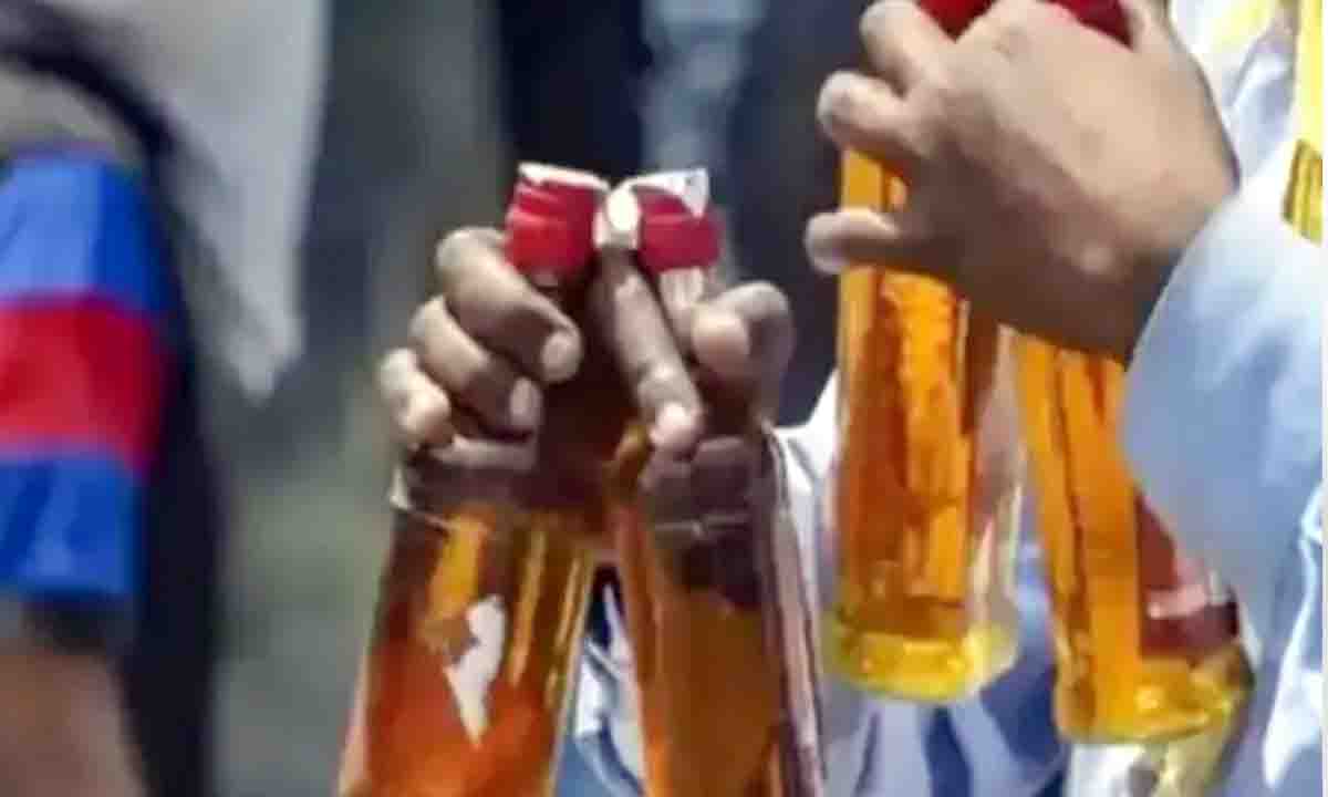 Agra : ट्रेन में यात्रियों को ऑन डिमांड बेचता शराब, जीआरपी रंगे हाथ दबोच