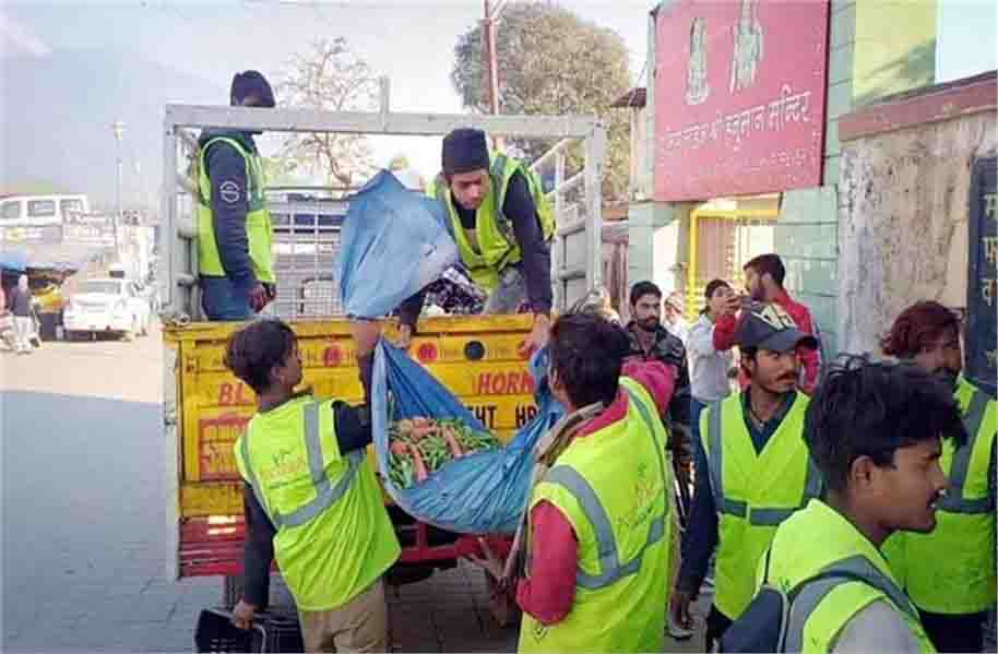 कचहरी चौक में सामान उठाने पर रेहड़ी-फड़ी वालों और नगर निगम कर्मियों में कहासुनी