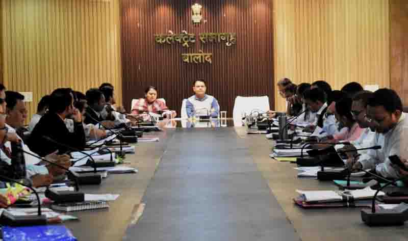 अधिकारी-कर्मचारी तत्परता के साथ करें अपने दायित्वों का निर्वहन: कलेक्टर