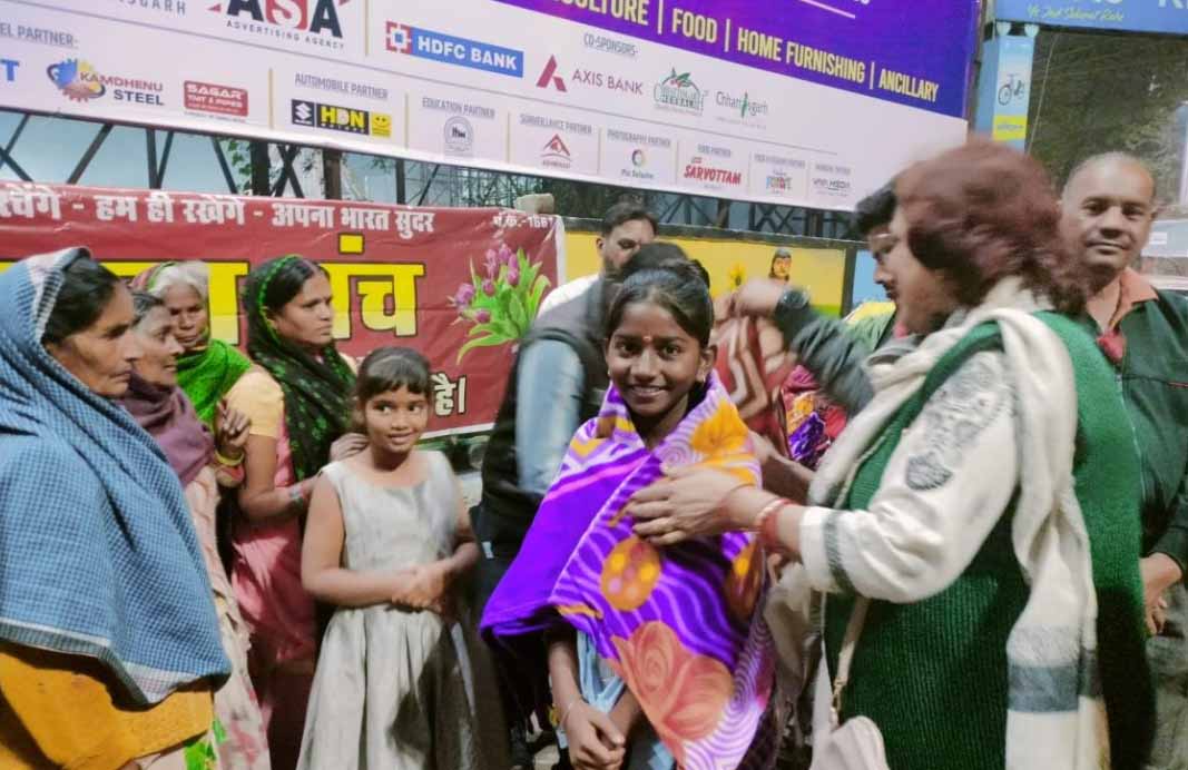 वक्ता मंच ने गर्म कपड़े बाँटकर मनाया नववर्ष