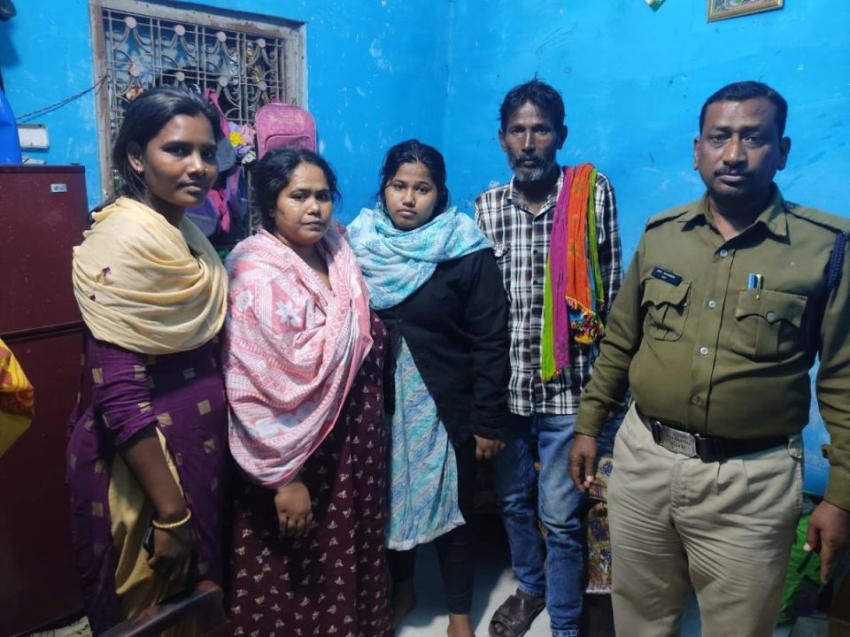 रोड किनारे पड़ी मिली युवती, पुलिस ने परिवार से मिलवाया