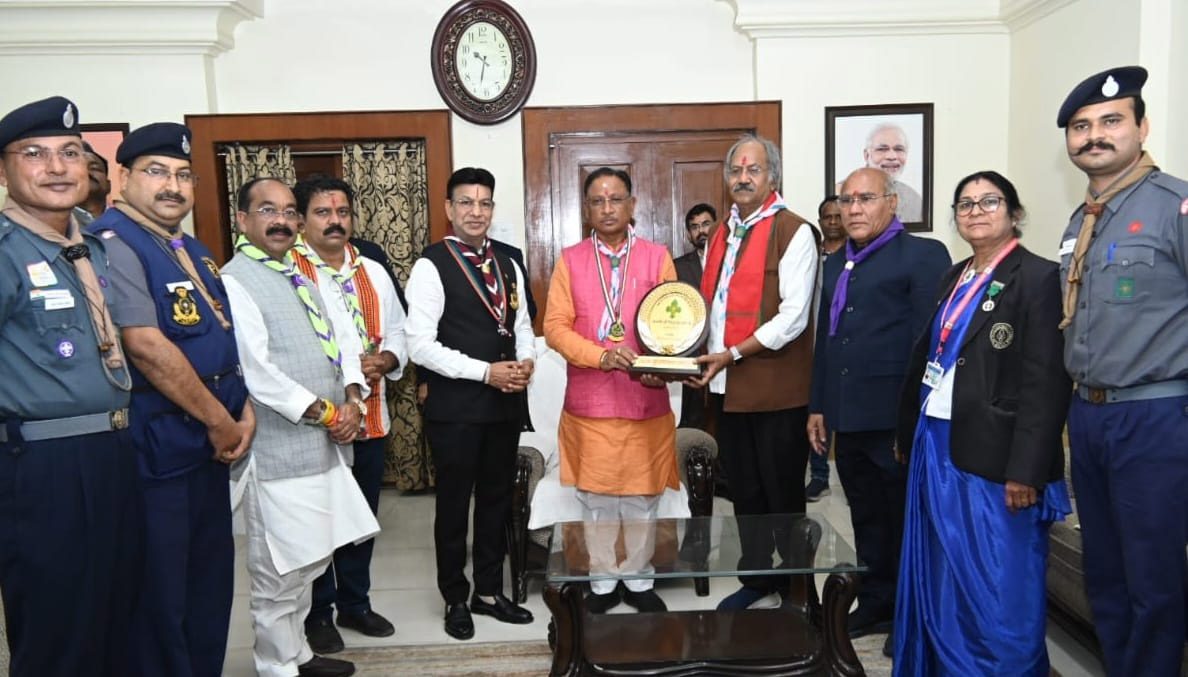 मुख्यमंत्री विष्णुदेव साय को स्काउट्स एवं गाइड्स के सदस्यों ने संरक्षक बैज पहनाकर किया अलंकृत