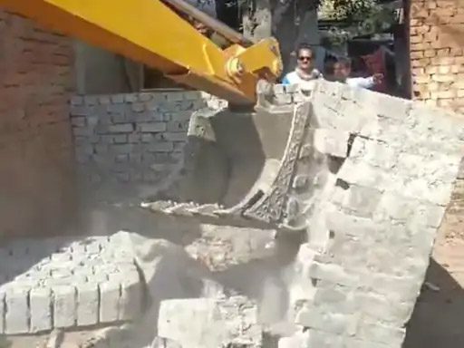 अतिक्रमण हटाने पहुंची थी टीम, सब्जी बेचने वाली महिला ने की हंगामा