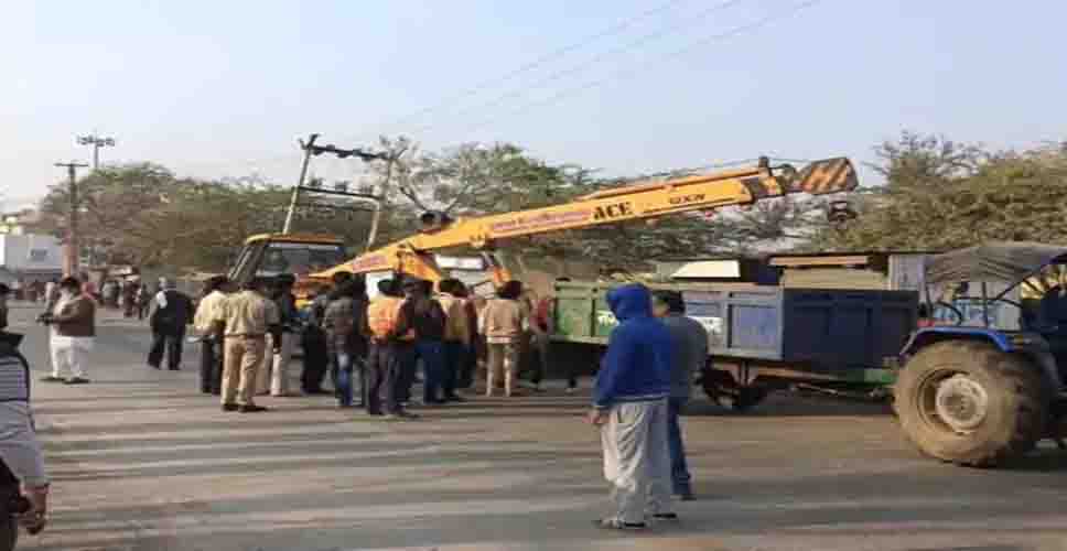 शहर के नीमच नाका रोड किनारे रखे अवैध खोखे को बुलडोजर ने हटाया