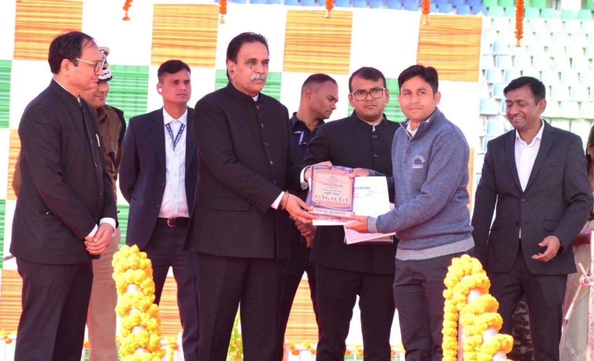 Shri Praveen Rangari and Shri Anand Sagar Chaturvedi of Public Relations Department were honored for their excellent work.