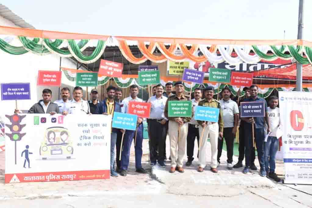 यातायात पुलिस के शिविर में व्यवसायिक वाहन चालकों का नेत्र-स्वास्थ्य परीक्षण