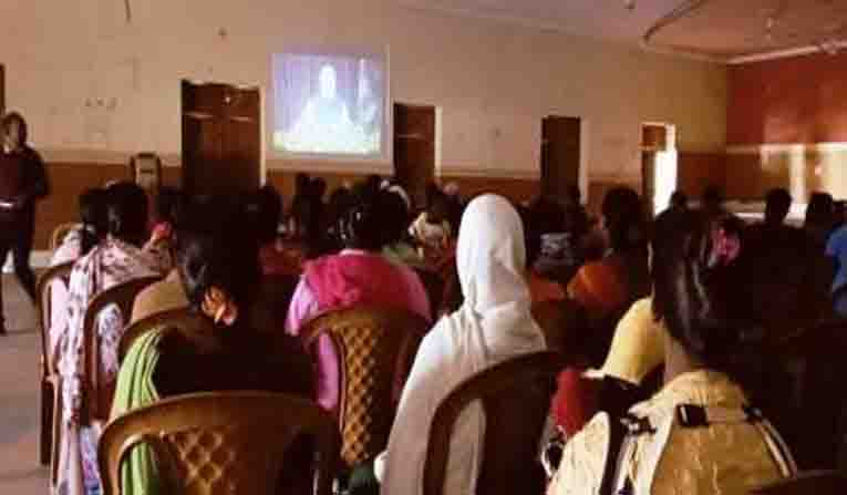 वशिष्ठ कम्युनिटी हॉल में प्रधानमंत्री के संदेश प्रसारण प्रदर्शन के लिए की गई व्यवस्था