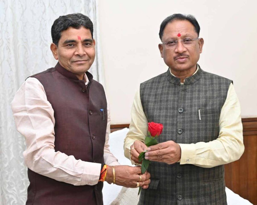 मुख्यमंत्री विष्णुदेव साय से राजस्व मंत्री टंकराम वर्मा और नारायण चंदेल मिले