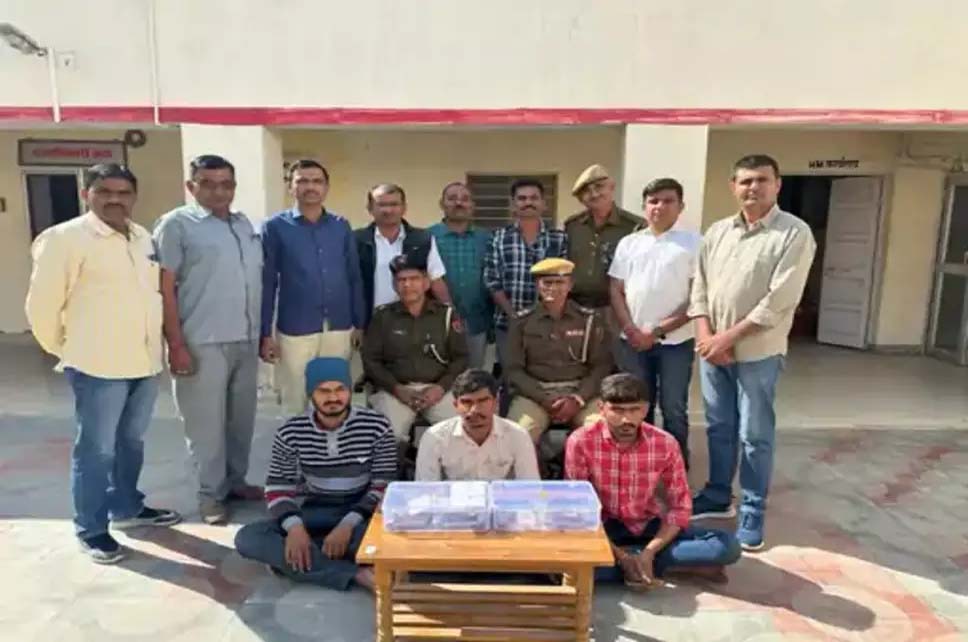हिस्ट्रीशीटर समेत 3 युवक हिरासत में, अवैध हथियारों का जखीरा पकड़ा