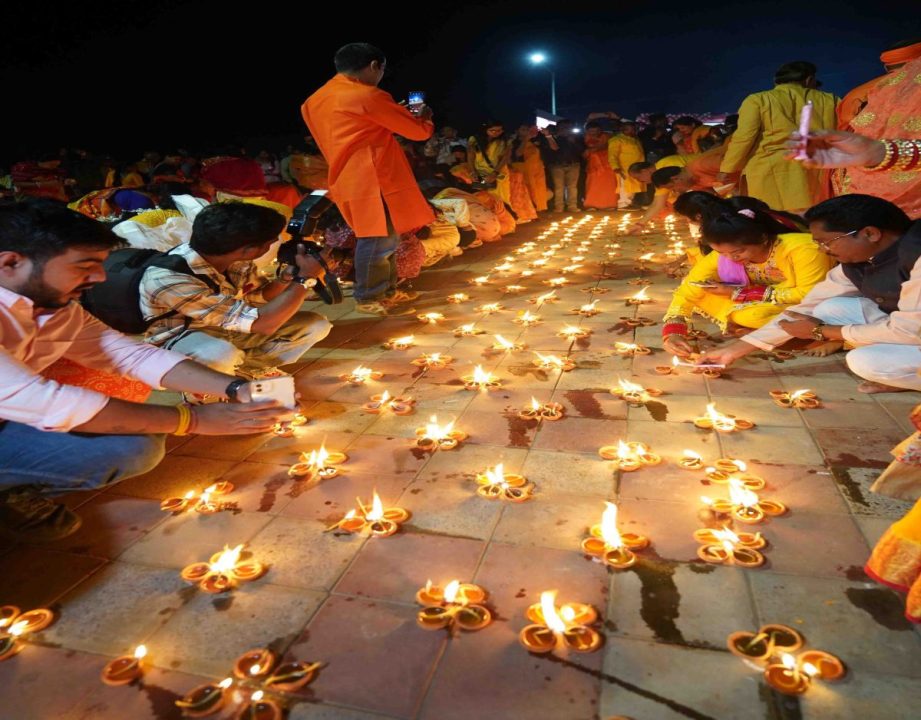 जगदलपुर में राम के नाम 3 लाख दीये जलाए गए