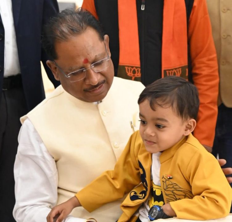 शहीद जयसिंह के नाती को मुख्यमंत्री विष्णुदेव साय ने बड़ी आत्मीयता से गोद में उठाकर दुलारा