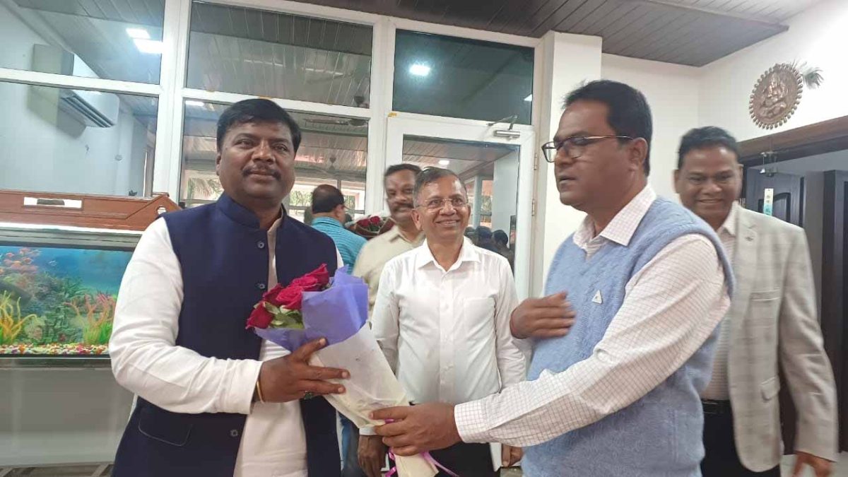 वन मंत्री केदार कश्यप को विभागीय अधिकारियों ने दी कैलेंडर नववर्ष की बधाई