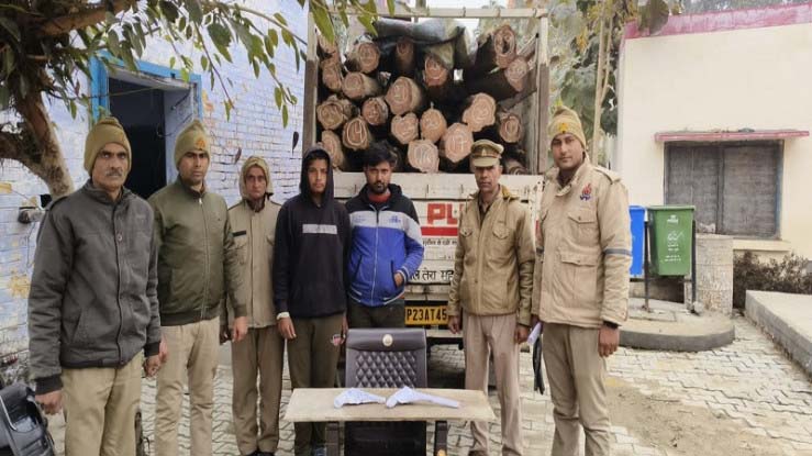 पुलिस ने दो तस्कर समेत खैर की 34 बोटे लकड़ी पकड़ी