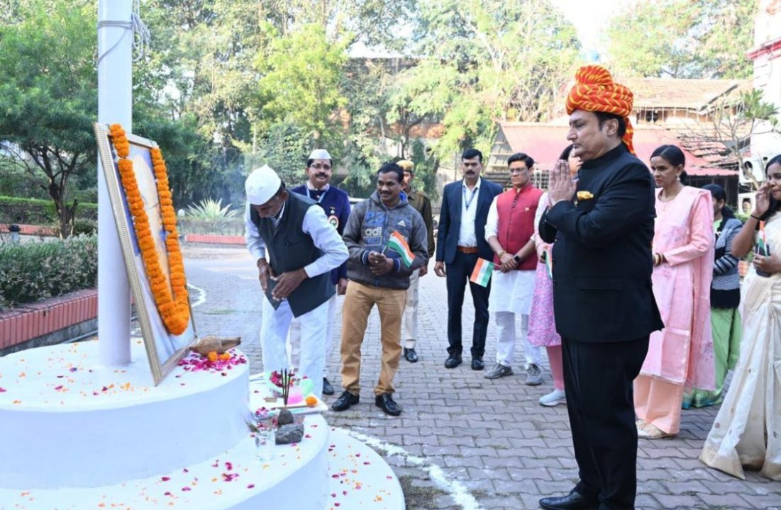 कमिश्नर कार्यालय में संभागायुक्त डॉ संजय अलंग ने किया ध्वजारोहण