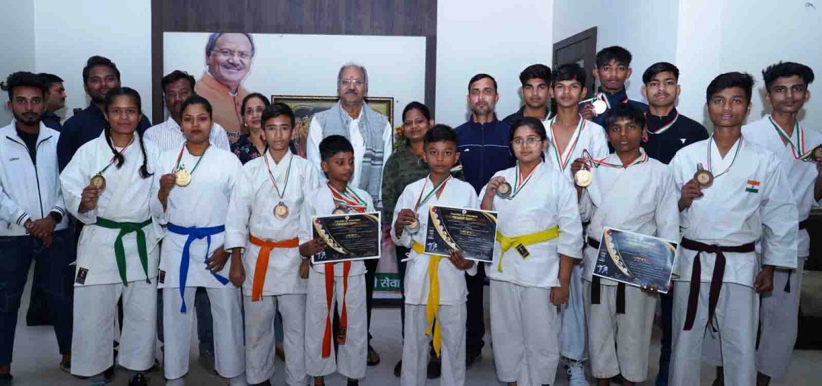 बृजमोहन अग्रवाल से राज्य स्तरीय कराटे के विजेता खिलाड़ियों ने की मुलाकात