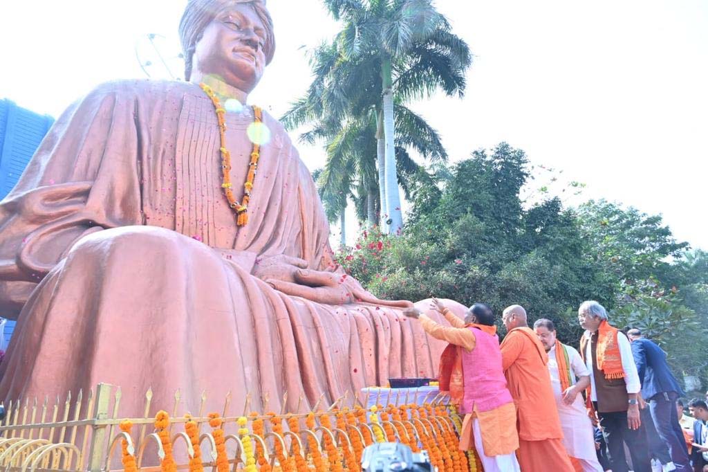 मुख्यमंत्री विष्णुदेव साय ने स्वामी विवेकानंद की प्रतिमा पर पुष्प अर्पित कर किया नमन