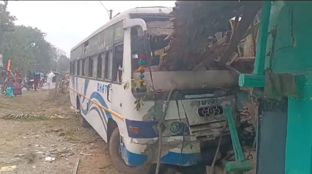 घर में बस घुसने से 6 यात्री घायल, छत्तीसगढ़ में हुआ ये हादसा