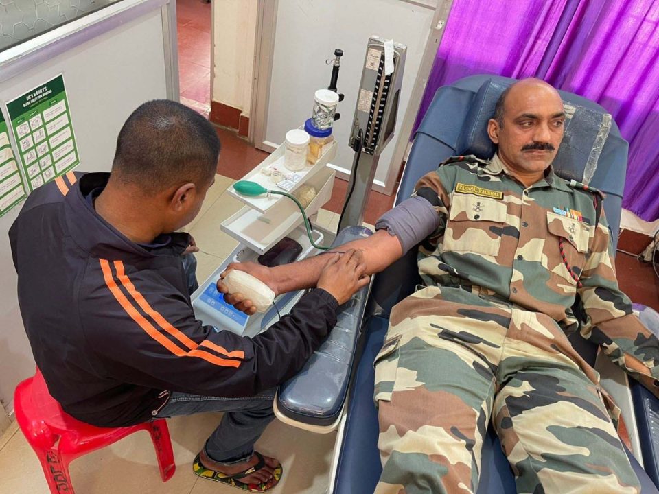 असम राइफल्स ने तत्काल रक्तदान करके वीरता का उदाहरण पेश किया, दिमा हसाओ जिला अस्पताल में लोगों की जान बचाई