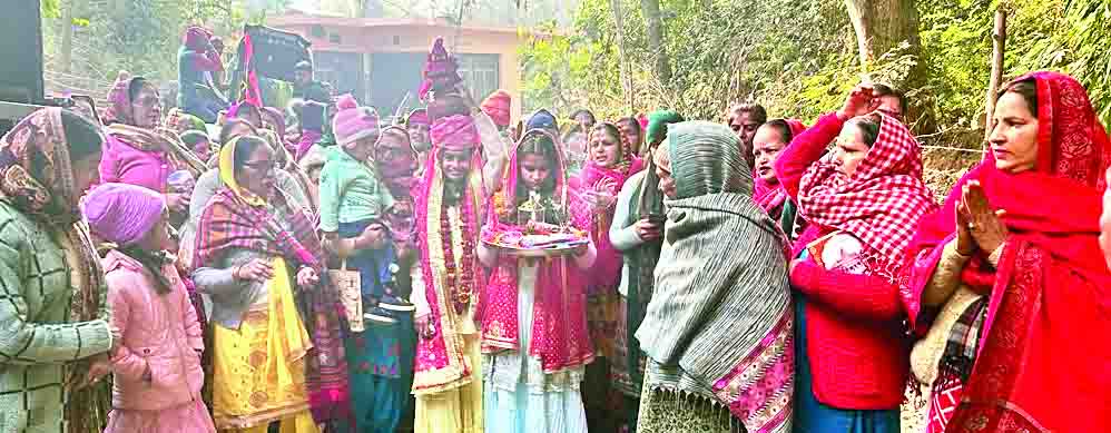 कुनेरन में महिलाओं ने निकाली भव्य शोभायात्रा