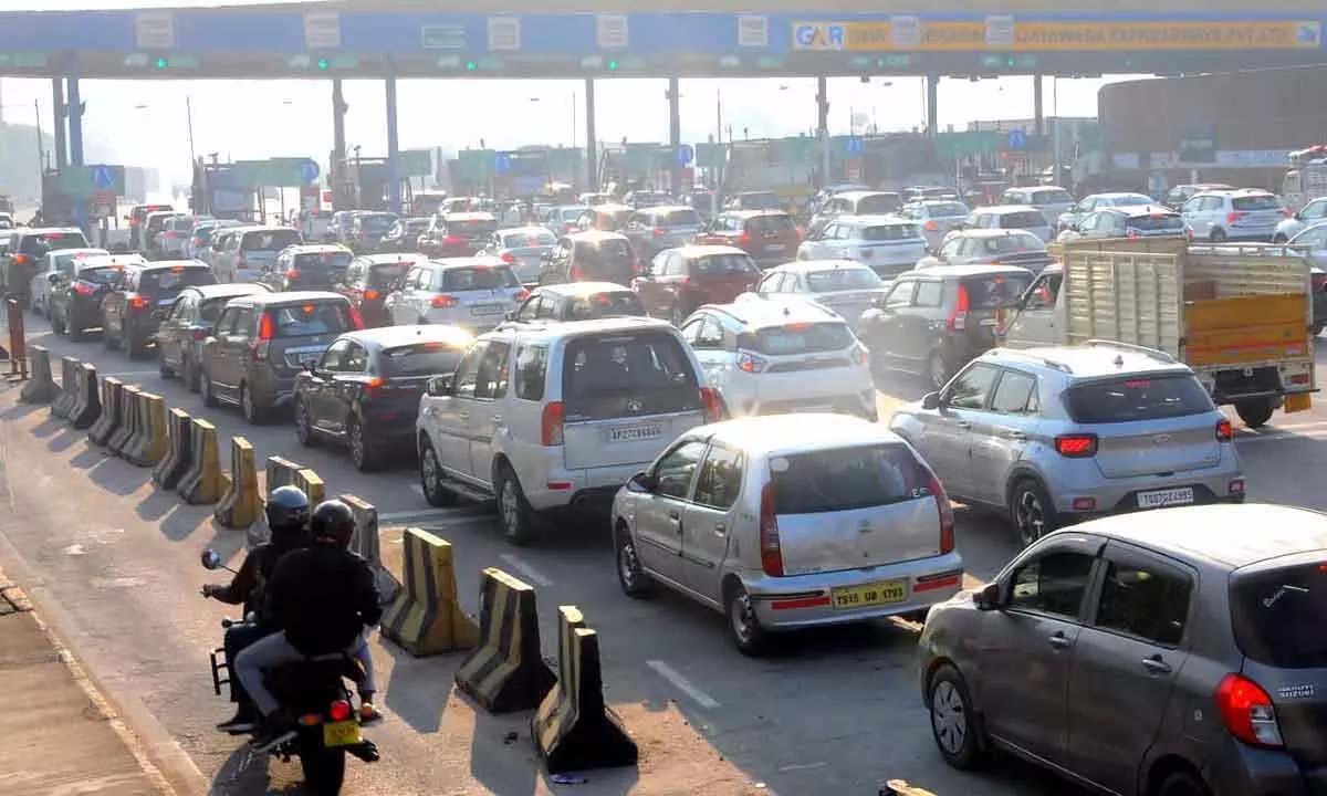 टोल प्लाजा पर यातायात की भीड़