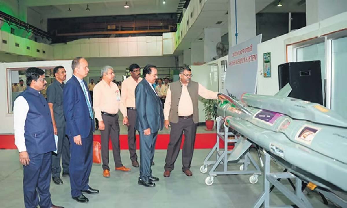 केंद्रीय मंत्री अजय भट्ट ने भारतीय वायुसेना को आपूर्ति की जाने वाली एस्ट्रा मिसाइलों को हरी झंडी दिखाई