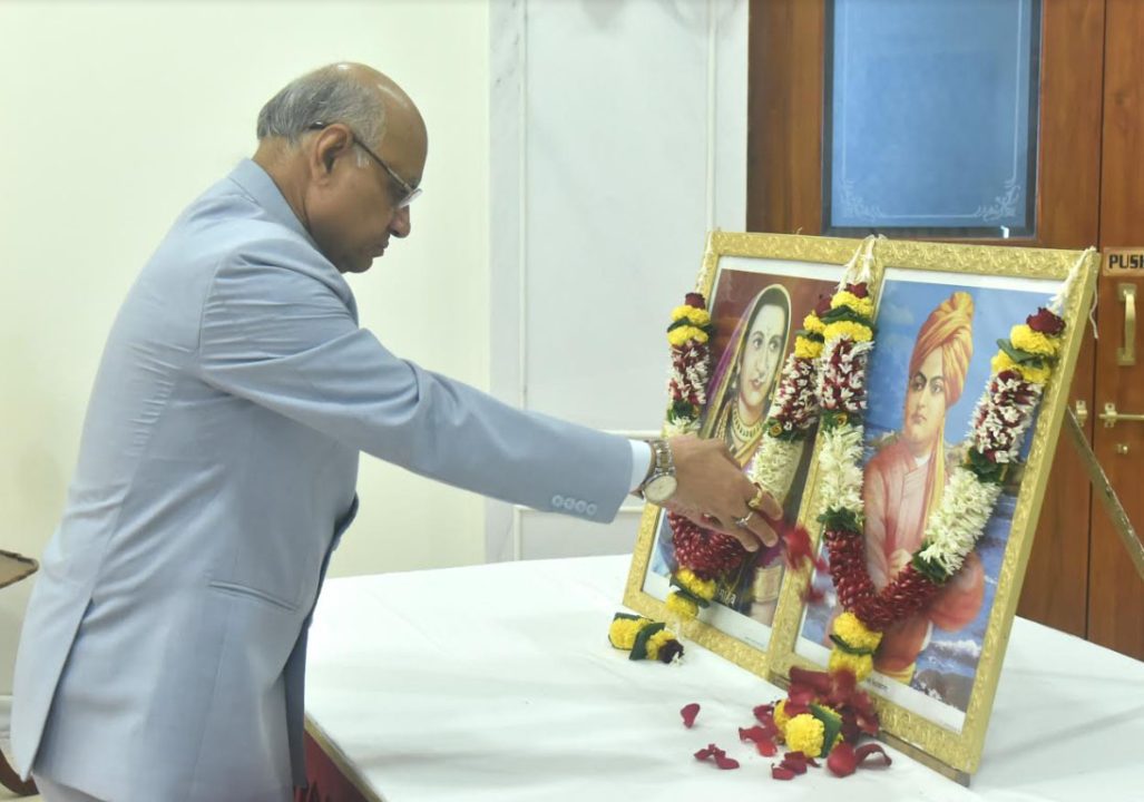राज्यपाल बैस ने जीजामाता और स्वामी विवेकानन्द को श्रद्धांजलि अर्पित की