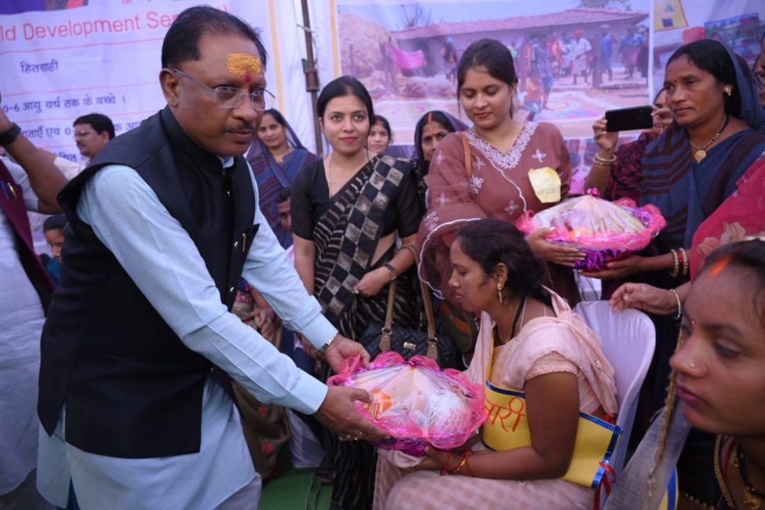 मुख्यमंत्री विष्णुदेव साय ने महिला एवं बाल विकास विभाग और वन विभाग के स्टॉल का किया अवलोकन