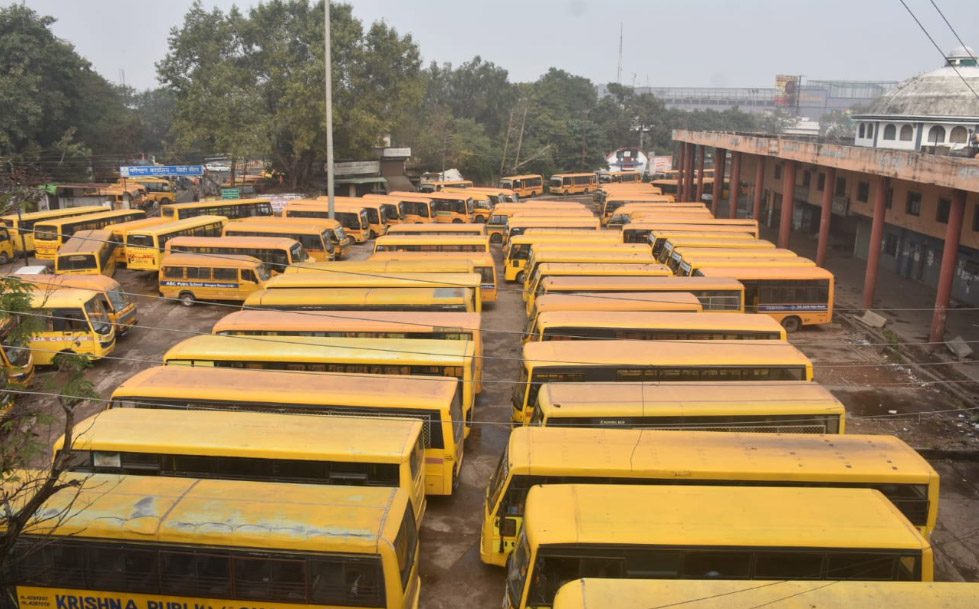 रायपुर आरटीओ दफ्तर में स्कूल बसों का फिटनेस टेस्ट