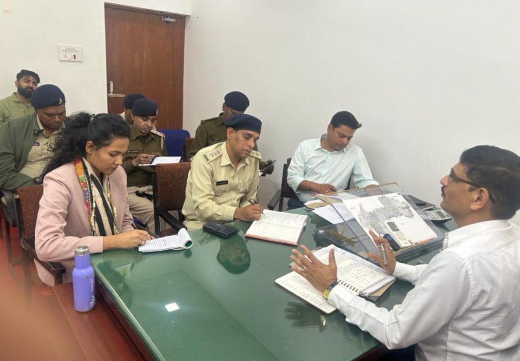 जिला आबकारी अधिकारी ने सुबह-सुबह अधिकारियों की ली बैठक