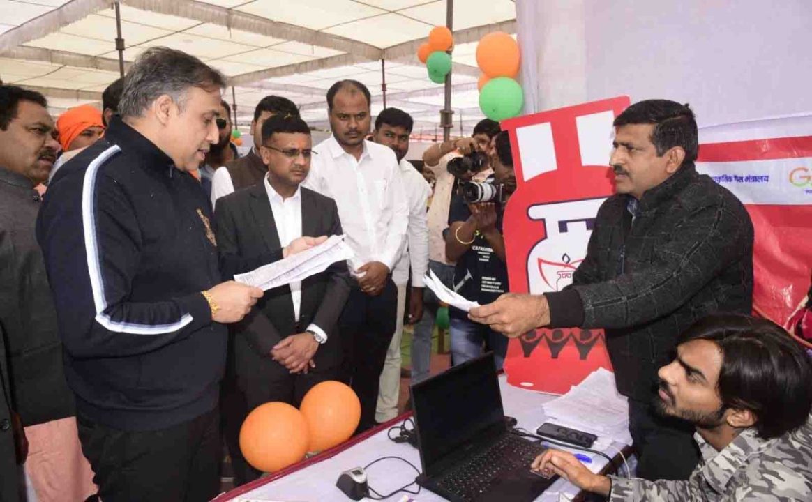 विकसित भारत संकल्प यात्रा के शिविरों में योजनाओं का लाभ लेने पहुंचे बड़ी संख्या में हितग्राही