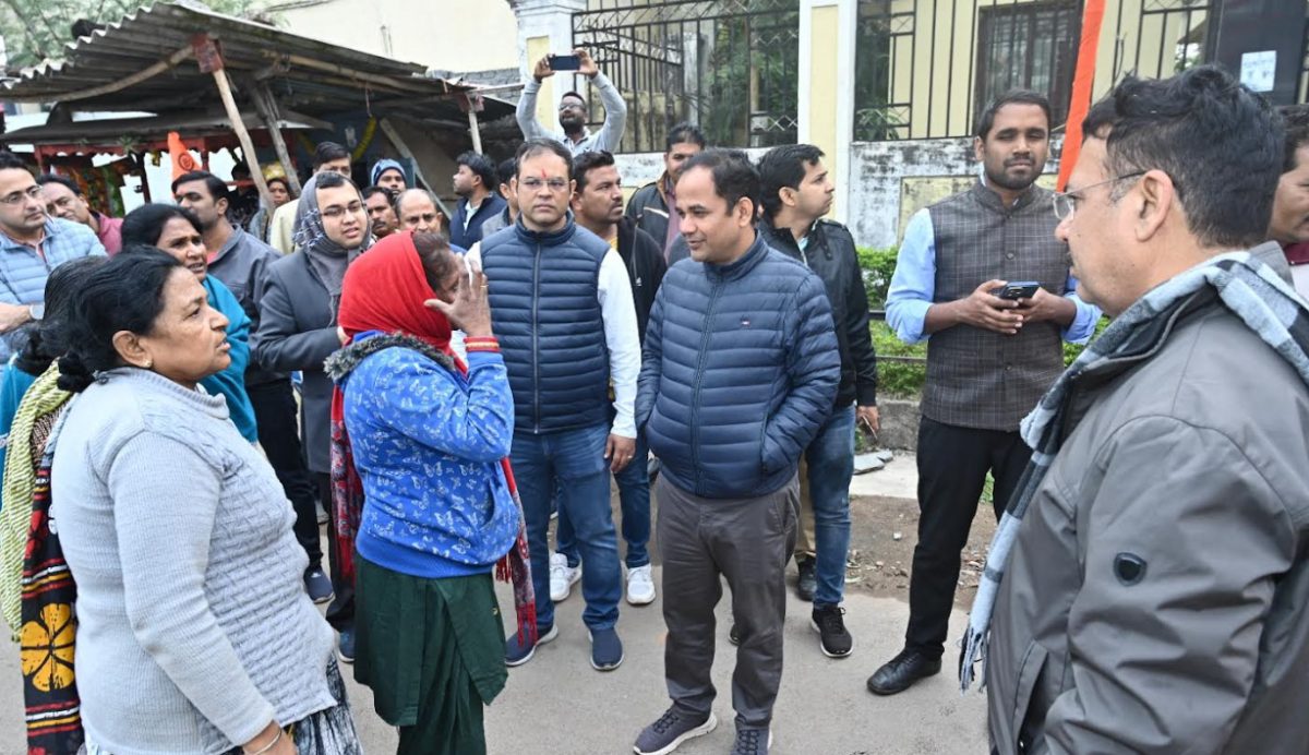 रायपुर के घनी बस्तियों में पहुंचे कलेक्टर, कमिश्नर और विधायक