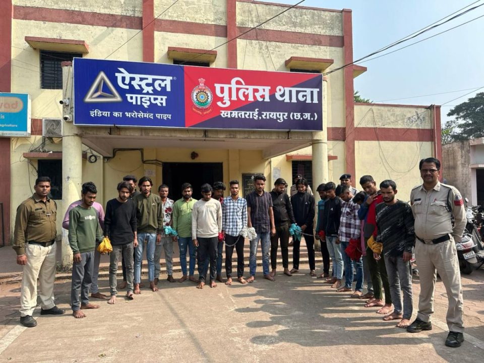खमतराई बलवा मामले में गिरफ्तारी, बदमाशों का जुलुस पुलिस ने निकाला